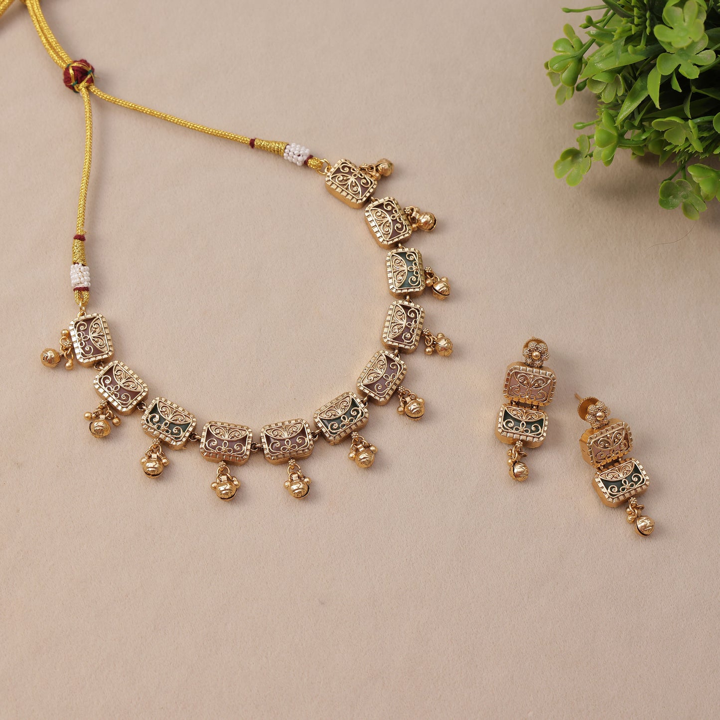 Regal Gold Box Choker Set